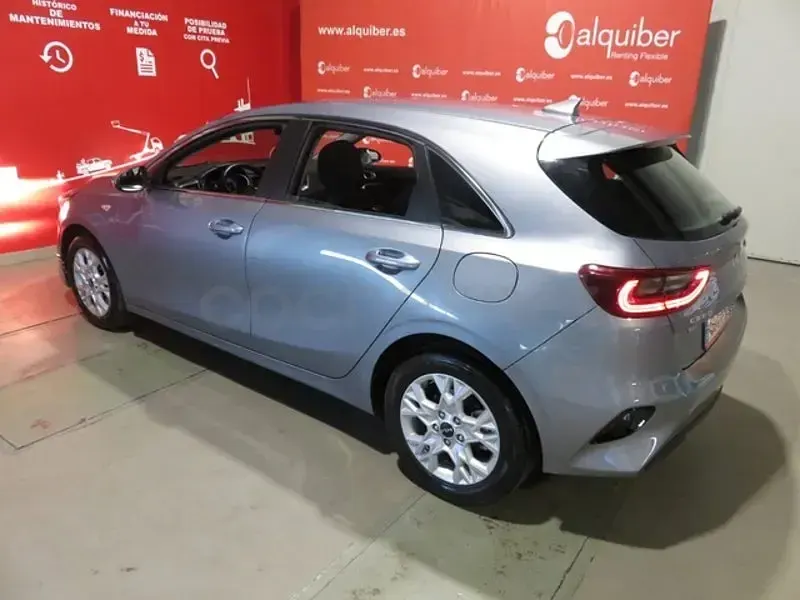 Usado Kia Ceed 136 CV (100 kW) 2022 Gris / plata Utilitario
