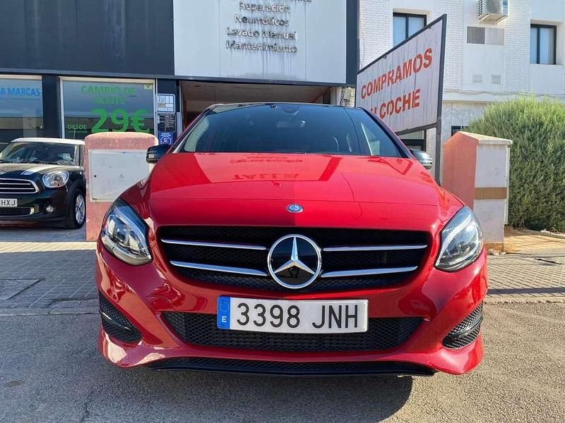 Usado Mercedes B180 Urban 109 CV (80 kW) 2016 Rojo Monovolumen