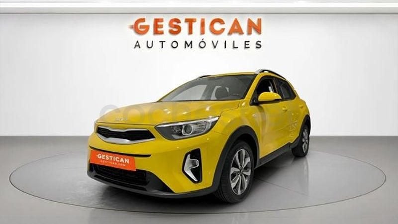 Usado Kia Stonic 100 CV (73 kW) 2022 Amarillo SUV