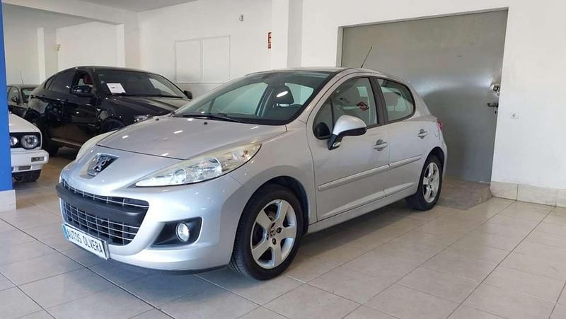 Plateado Usado 2012 Peugeot 207 Active Utilitario | 5990 € (Precio justo) - Imagen 1/4