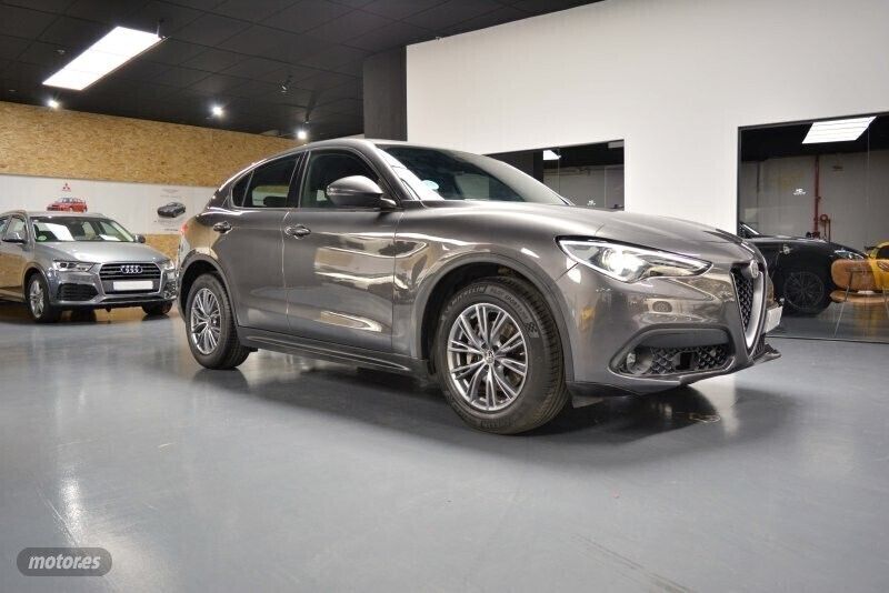 Usado Alfa Romeo Stelvio Sprint 160 CV (117 kW) 2022 Gris SUV