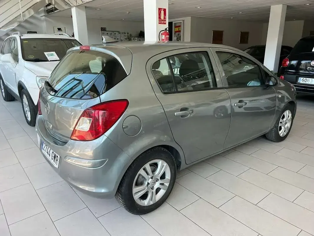 Usado Opel Corsa 86 CV (63 kW) 2010 Plateado Utilitario