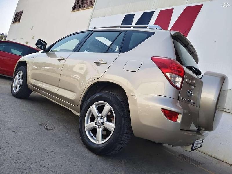 Usado Toyota RAV4 Executive 136 CV (100 kW) 2007 Beige SUV