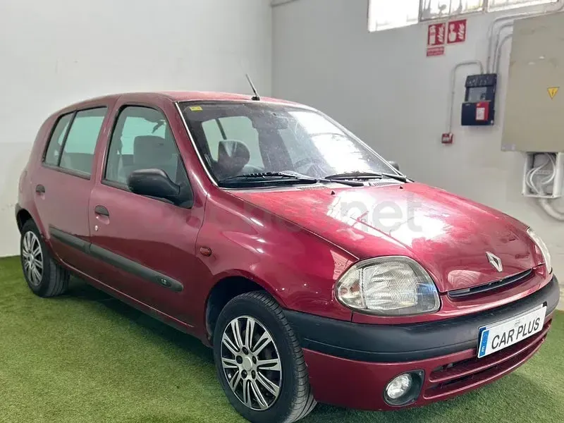 Usado Renault Clio 60 CV (44 kW) 2000 Granate Berlina