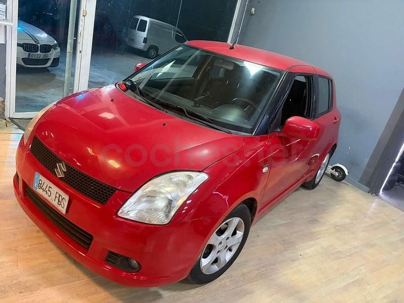 Begagnad Suzuki Swift GL 69 HK (50 kW) 2006 Röd Halvkombi
