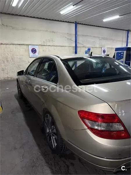 Usado Mercedes C200 136 CV (100 kW) 2010 Gris / plata Berlina