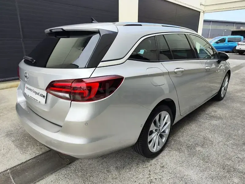 Usado Opel Astra Innovation 136 CV (100 kW) 2019 Gris / plata Familiar