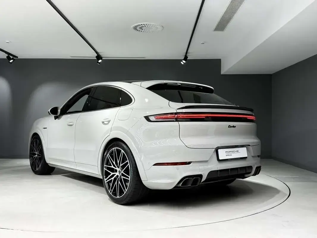Usado Porsche Cayenne Turbo E-Hybrid 740 CV (544 kW) 2025 Gris SUV