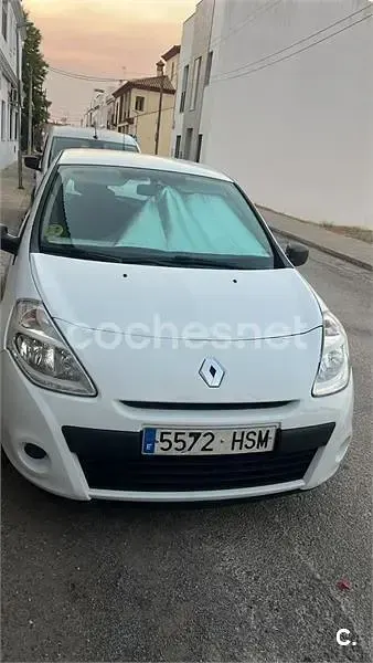 Usado Renault Clio III Collection 75 CV (55 kW) 2013 Blanco Berlina