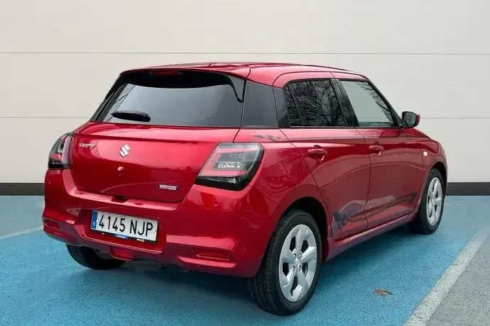Usado Suzuki Swift 83 CV (61 kW) 2025 Rojo Utilitario