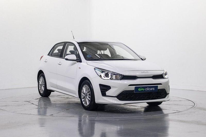 Usado Kia Rio 100 CV (73 kW) 2022 Blanco Berlina
