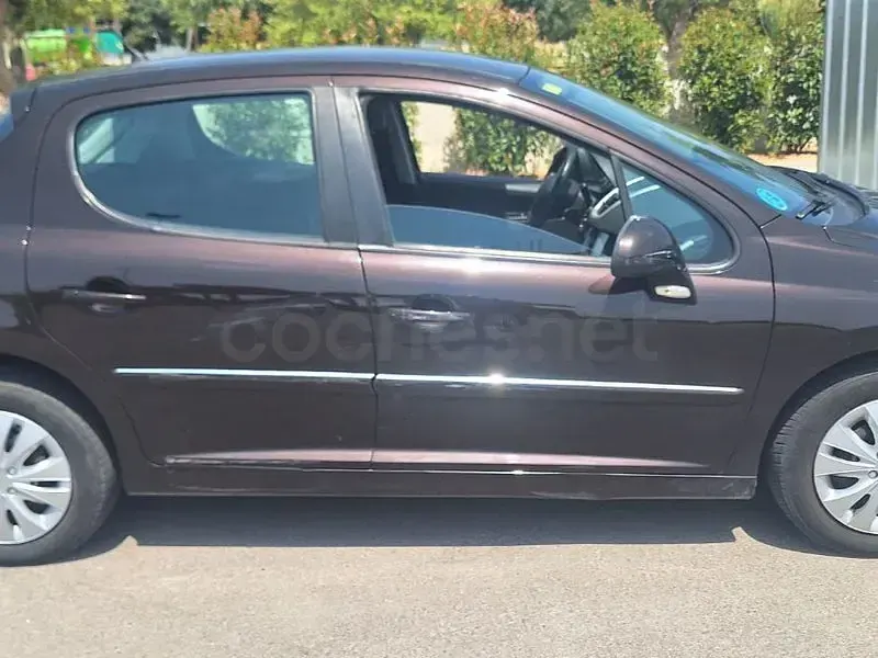 Usado Peugeot 207 75 CV (55 kW) 2011 Marrón Berlina