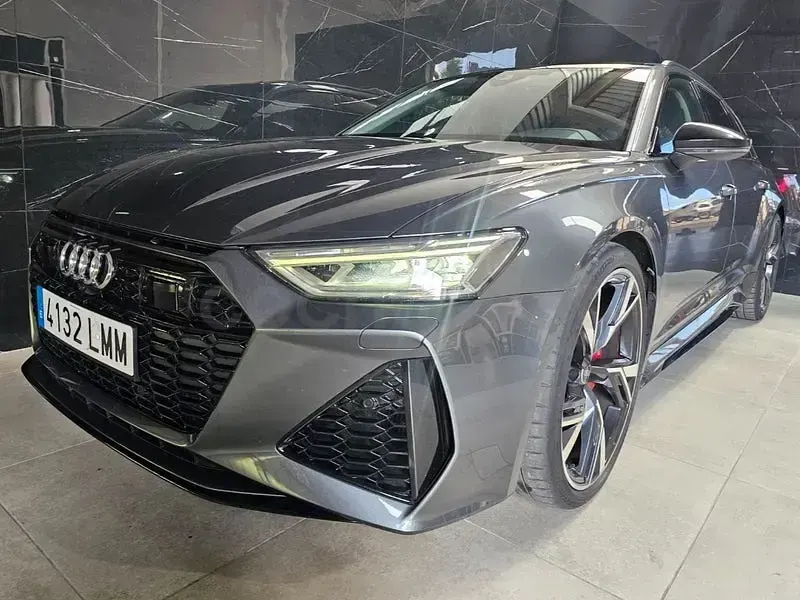 Usado Audi RS6 600 CV (441 kW) 2021 Gris / plata Familiar