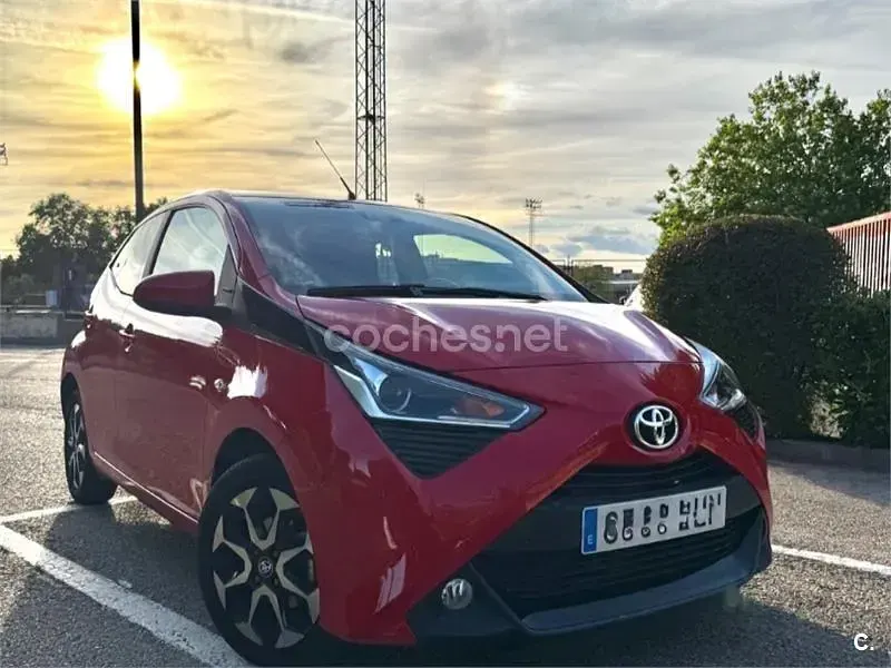 Usado Toyota Aygo X-play 72 CV (52 kW) 2021 Rojo Utilitario