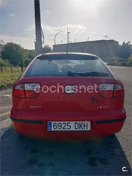 Usado Seat Leon Sport 105 CV (77 kW) 2005 Rojo Utilitario