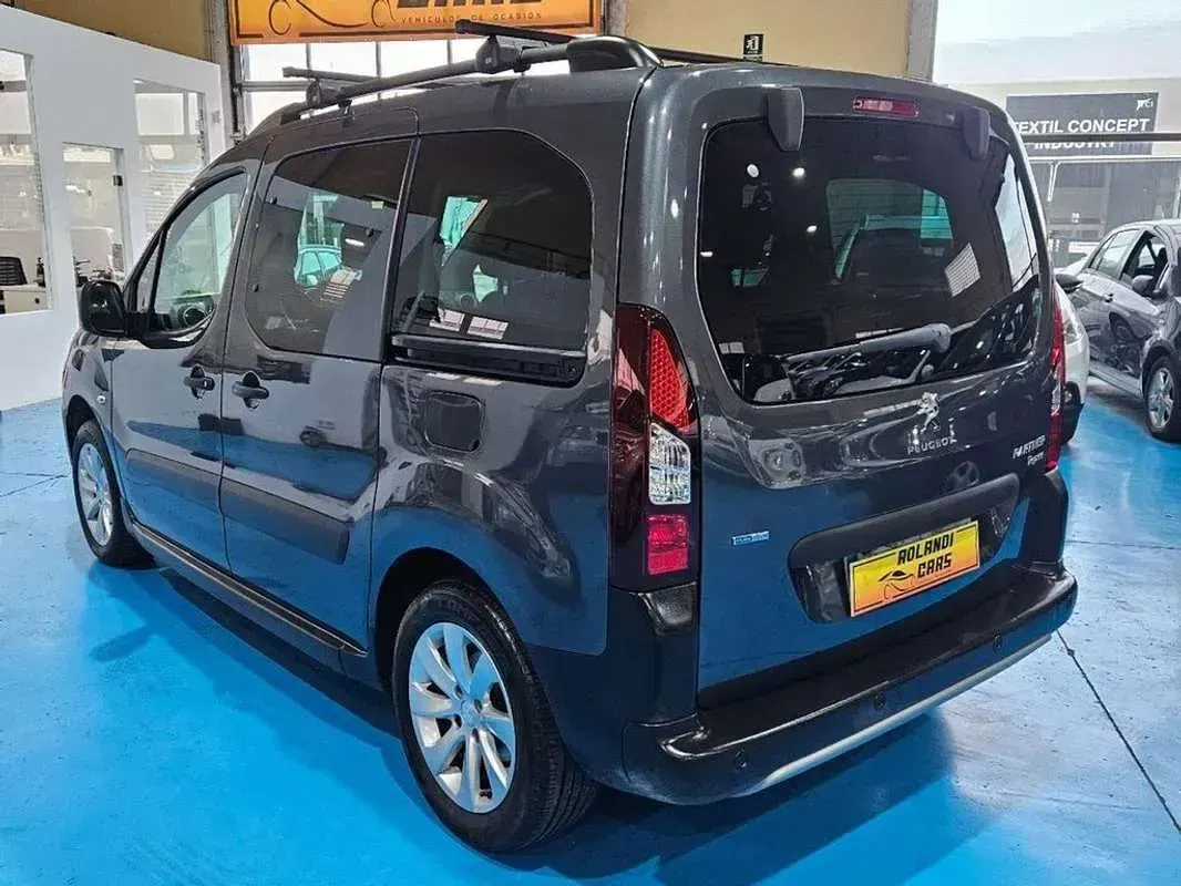 Usado Peugeot TePee Active 109 CV (80 kW) 2018 Negro Van