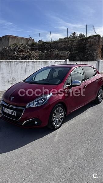 Usado Peugeot 208 Style 82 CV (60 kW) 2017 Rojo Utilitario