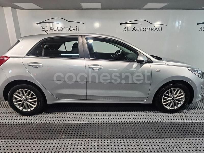 Usado Kia Rio 77 HP (56 kW) 2018 Cinzento Sedan