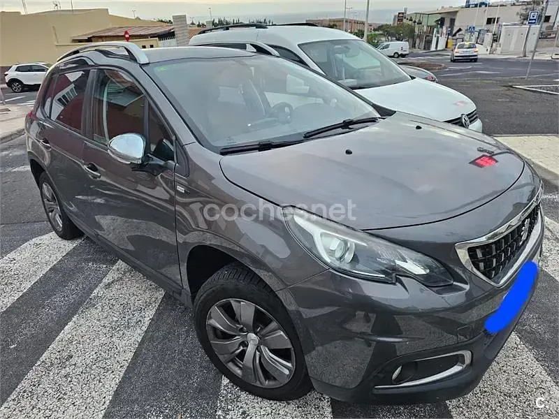 Usado Peugeot 2008 Style 100 CV (73 kW) 2018 Gris / plata SUV