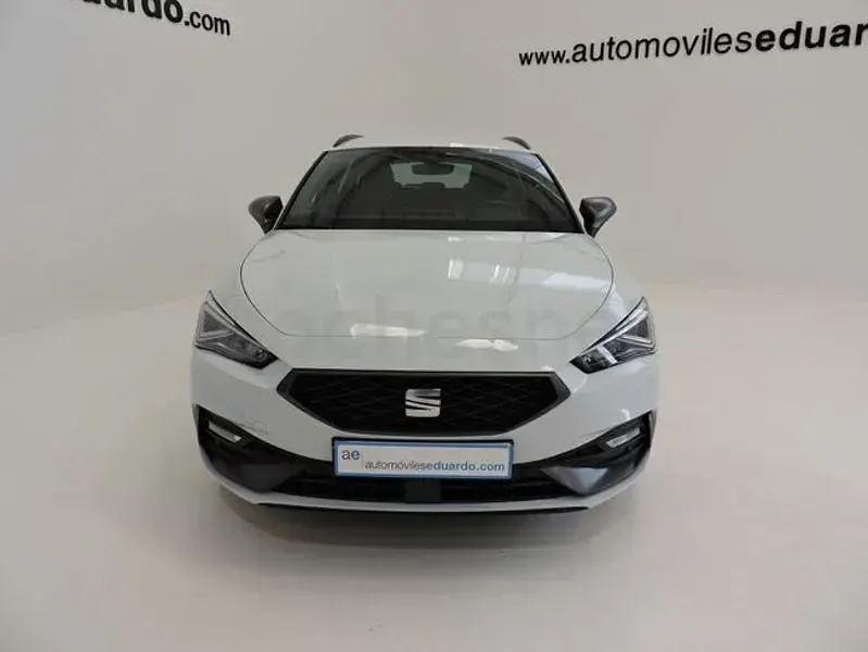 Usado Seat Leon FR 130 CV (95 kW) 2022 Blanco Familiar