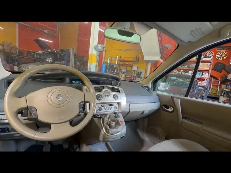 Usado Renault Scénic Privilege 120 CV (88 kW) 2004 Gris / plata Monovolumen