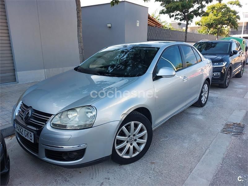 Gris / plata Usado 2009 VW Jetta Advance Berlina | 4990 € (Precio justo) - Imagen 1/4