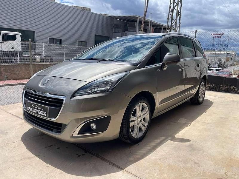 Usado Peugeot 5008 Style 120 CV (88 kW) 2016 Beige Monovolumen
