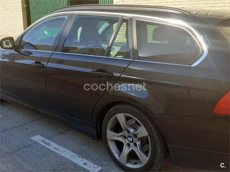 Usado BMW 318 143 CV (105 kW) 2011 Negro Familiar