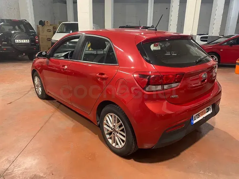 Usado Kia Rio 84 CV (61 kW) 2018 Granate Berlina