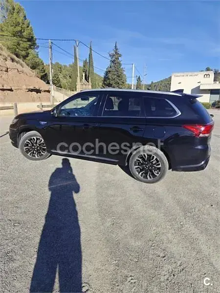 Usado Mitsubishi Outlander P-HEV 203 CV (149 kW) 2015 Negro SUV