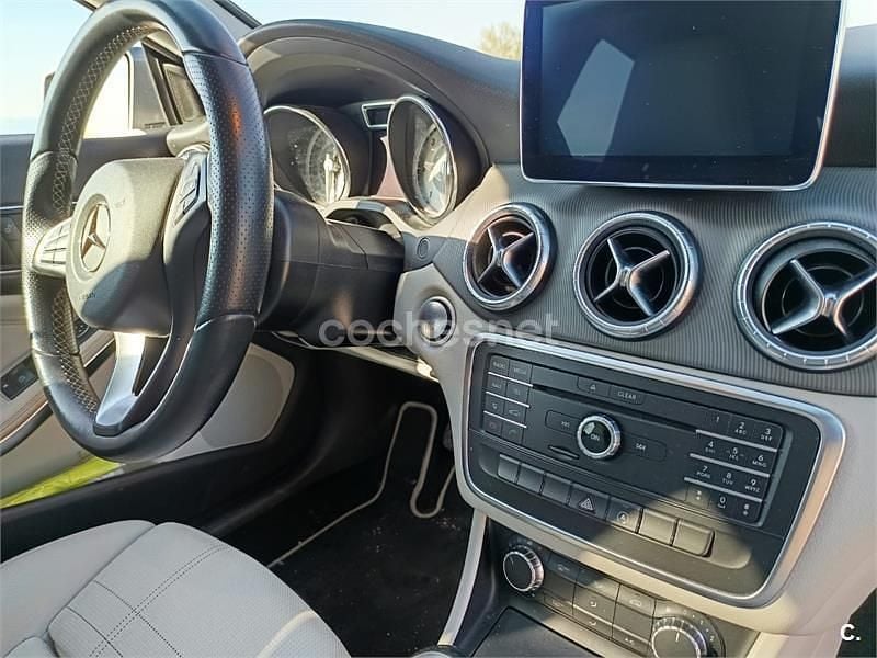 Usado Mercedes CLA200 Shooting Brake 136 CV (100 kW) 2016 Gris / plata Familiar