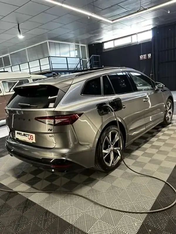 Usado Skoda Enyaq iV SportLine 150 kW (204 CV) 2023 Gris SUV
