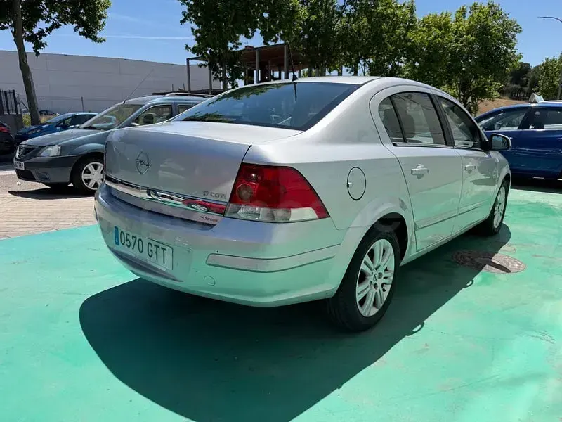 Usado Opel Astra Edition 100 CV (73 kW) 2009 Gris / plata Berlina