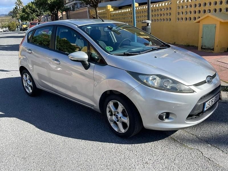 Usado Ford Fiesta Trend 82 CV (60 kW) 2010 Gris / plata Utilitario