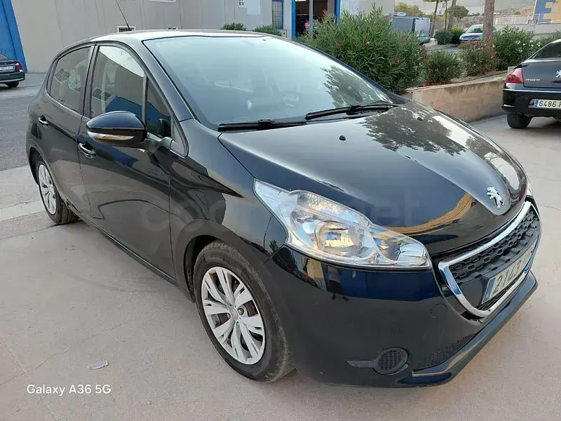 Usado Peugeot 208 Active 92 CV (67 kW) 2013 Negro Utilitario