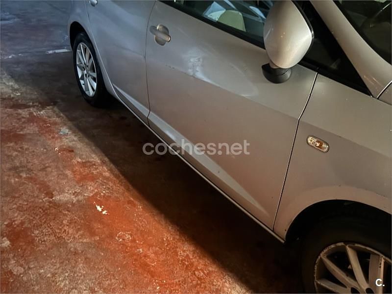 Usado Seat Ibiza Reference 85 CV (62 kW) 2013 Gris / plata Berlina