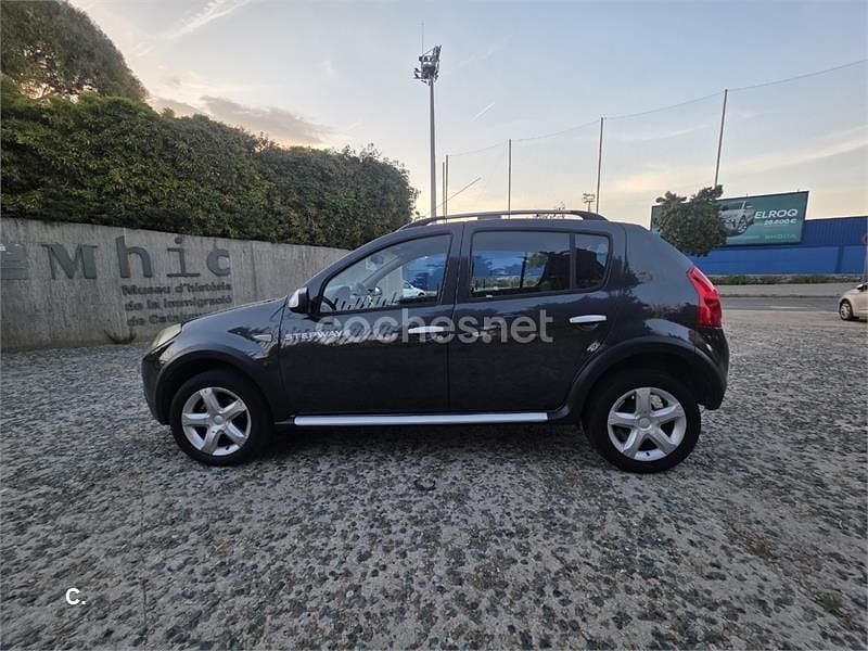 Usado Dacia Sandero Stepway 90 HP (66 kW) 2012 Cinzento Sedan