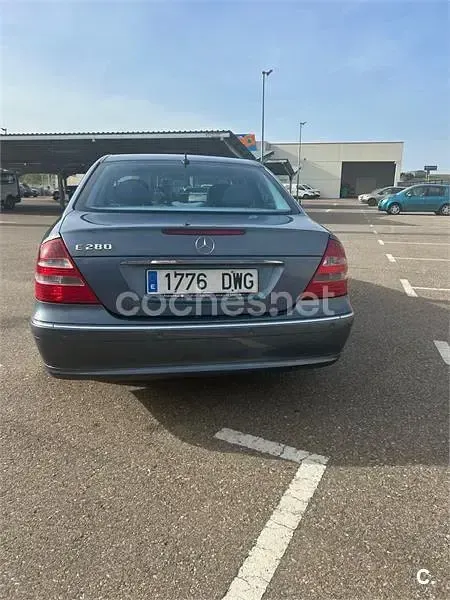 Usado Mercedes E280 Avantgarde 231 CV (169 kW) 2006 Gris / plata Berlina