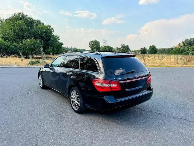Usado Mercedes E200 136 CV (100 kW) 2010 Negro Familiar