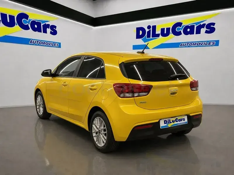 Usado Kia Rio 84 CV (61 kW) 2023 Amarillo Berlina