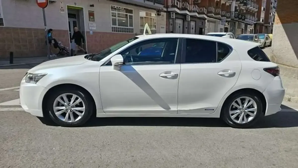 Usado Lexus CT200h 136 CV (100 kW) 2015 Blanco Utilitario