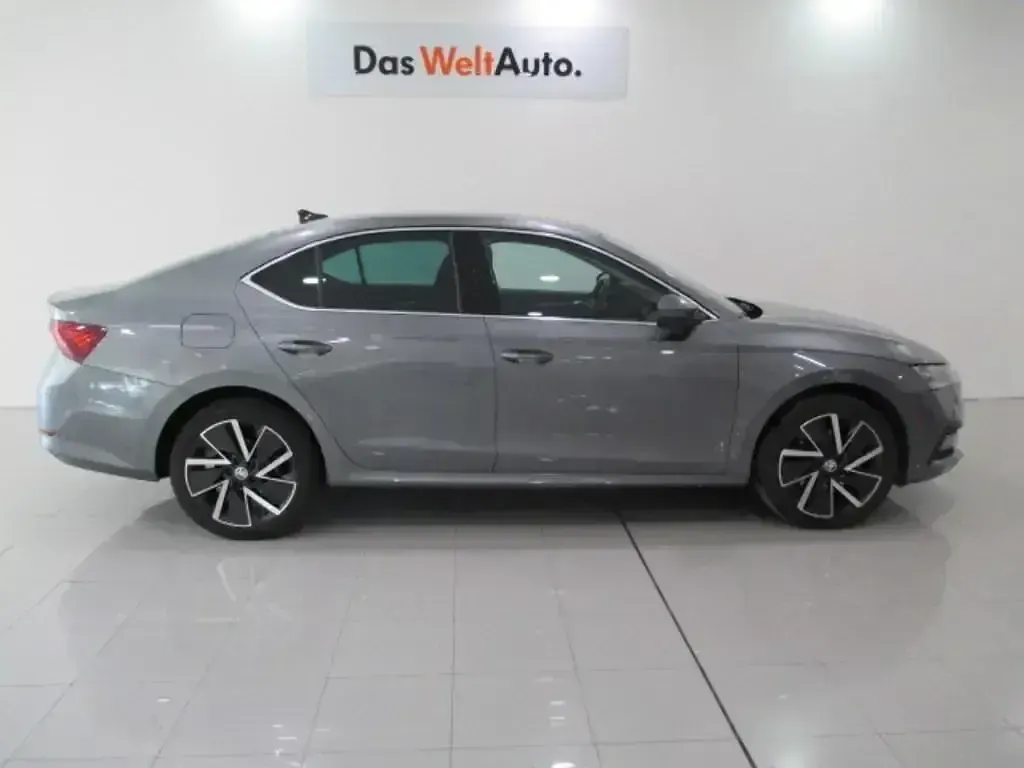 Usado Skoda Octavia Style 204 CV (150 kW) 2022 Gris Berlina