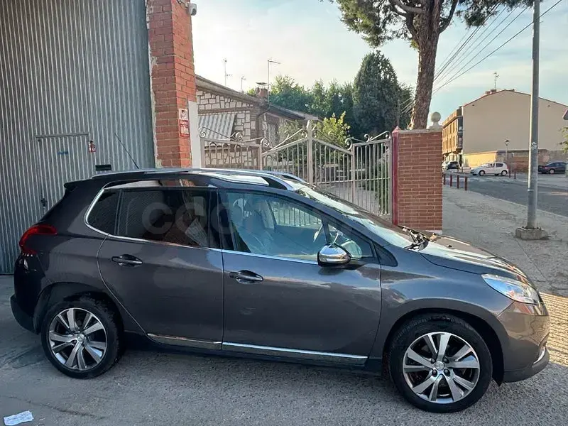 Usado Peugeot 2008 Allure 120 CV (88 kW) 2016 Gris / plata SUV