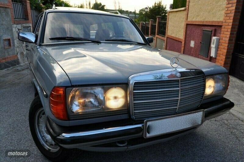 Usado Mercedes 240 73 CV (53 kW) 1983 Gris Familiar