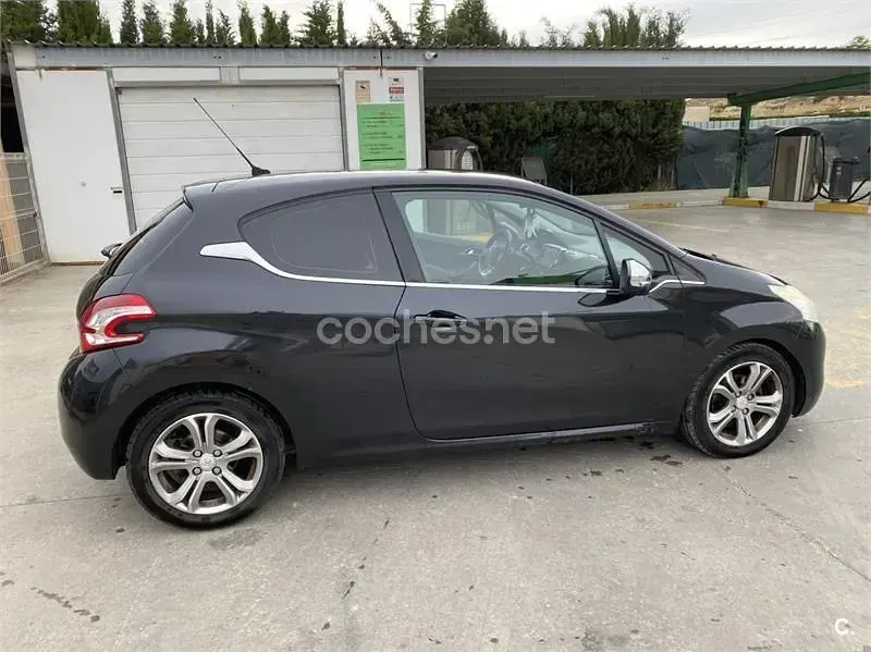 Usado Peugeot 208 Allure 92 CV (67 kW) 2012 Negro Utilitario