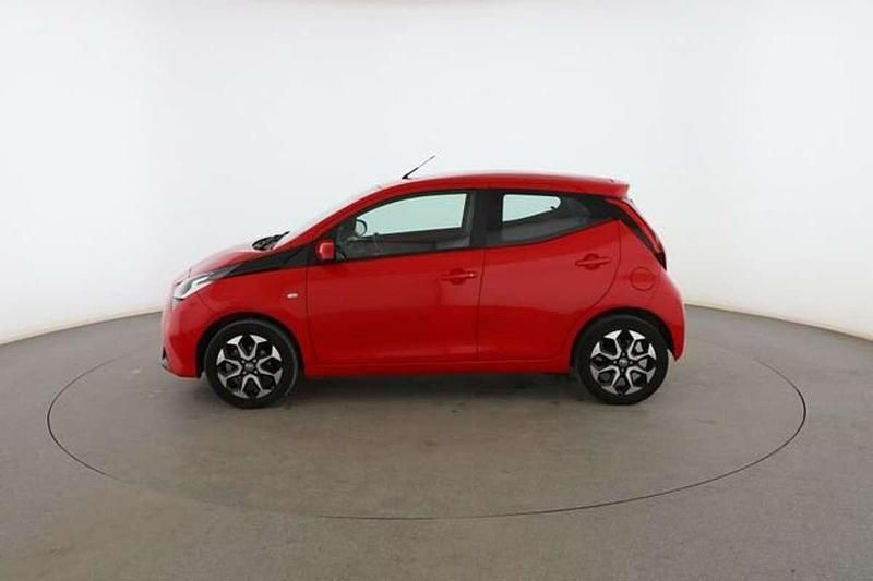 Usado Toyota Aygo X-play 72 CV (52 kW) 2020 Rojo Utilitario