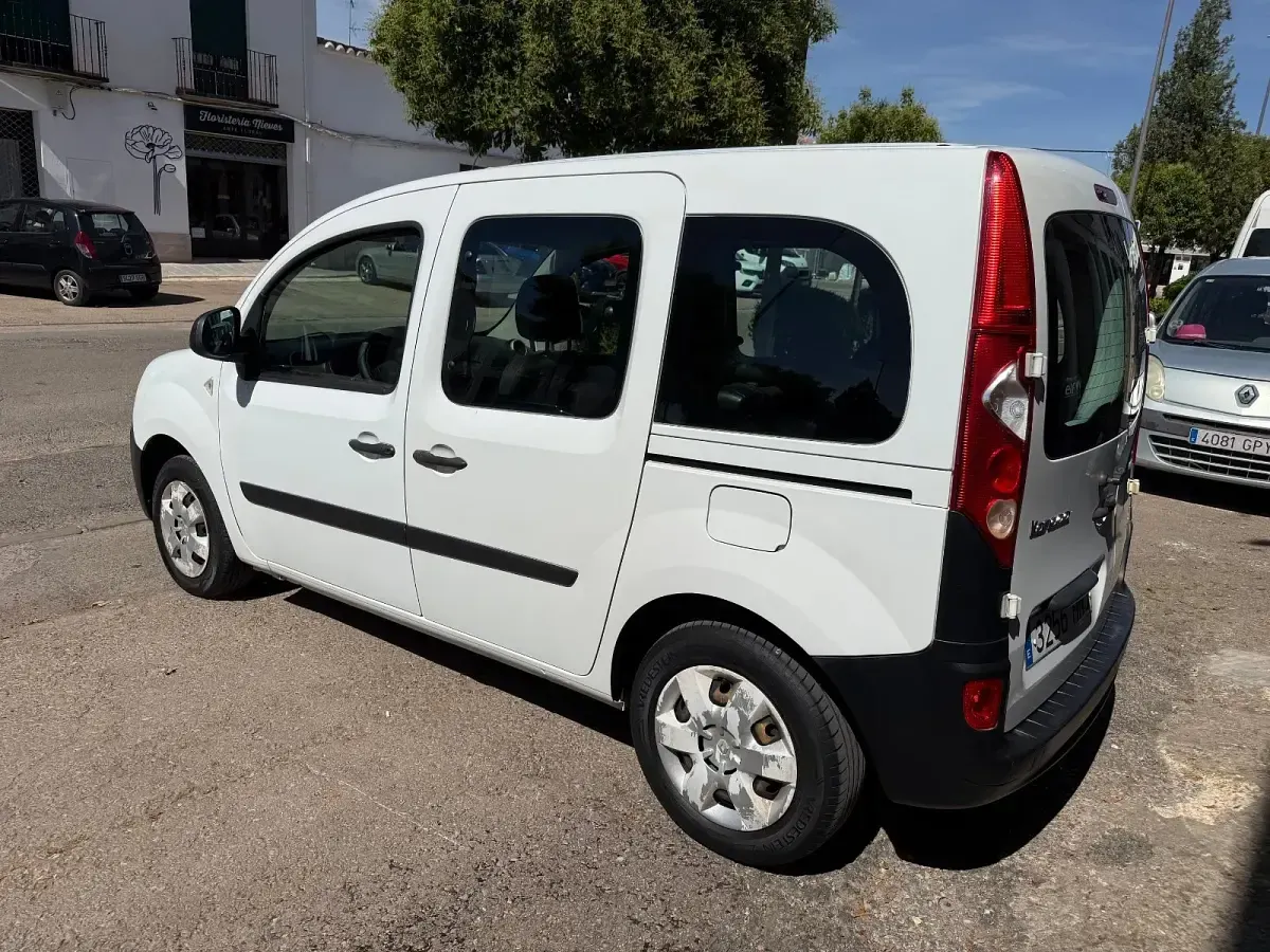 Usado Renault Kangoo Expression 90 CV (66 kW) 2012 Blanco Monovolumen