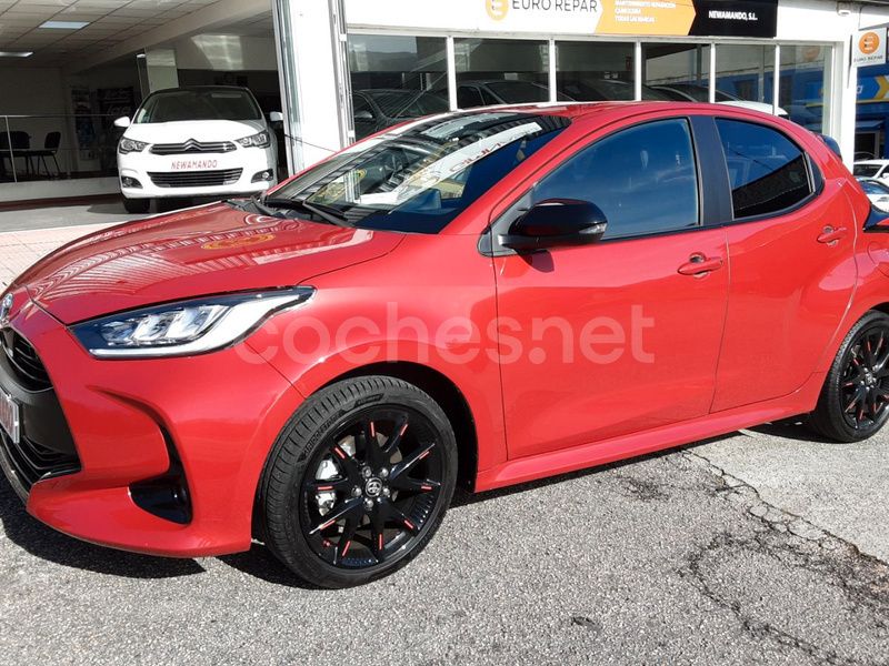 Rojo Usado 2022 Toyota Yaris Hybrid Style Berlina | 20.900 € (Precio justo) - Imagen 1/4
