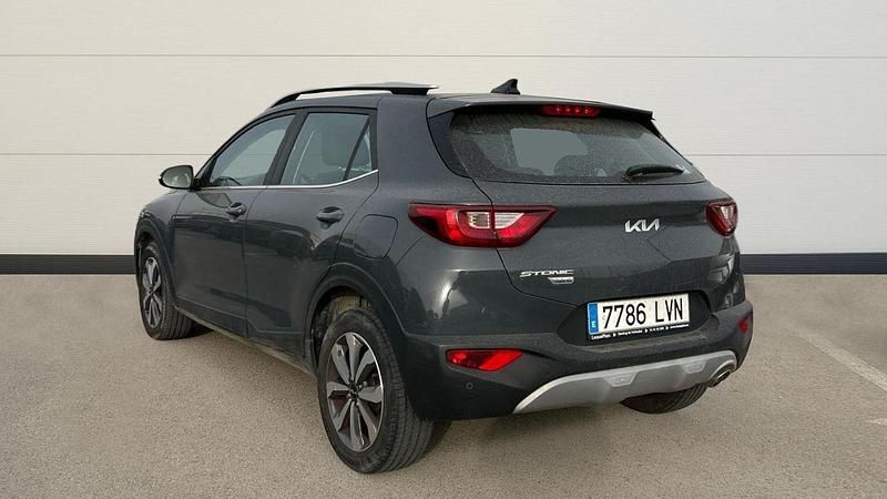 Usado Kia Stonic 100 CV (73 kW) 2021 Gris / plata SUV
