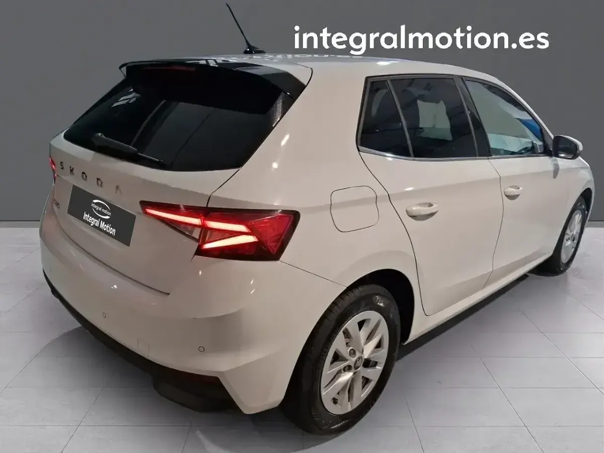Usado Skoda Fabia Selection 95 CV (69 kW) 2025 Blanco Utilitario